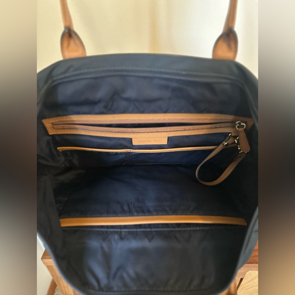 Michael Kors Kelsey Large Nylon Tote - Picture 6 of 7